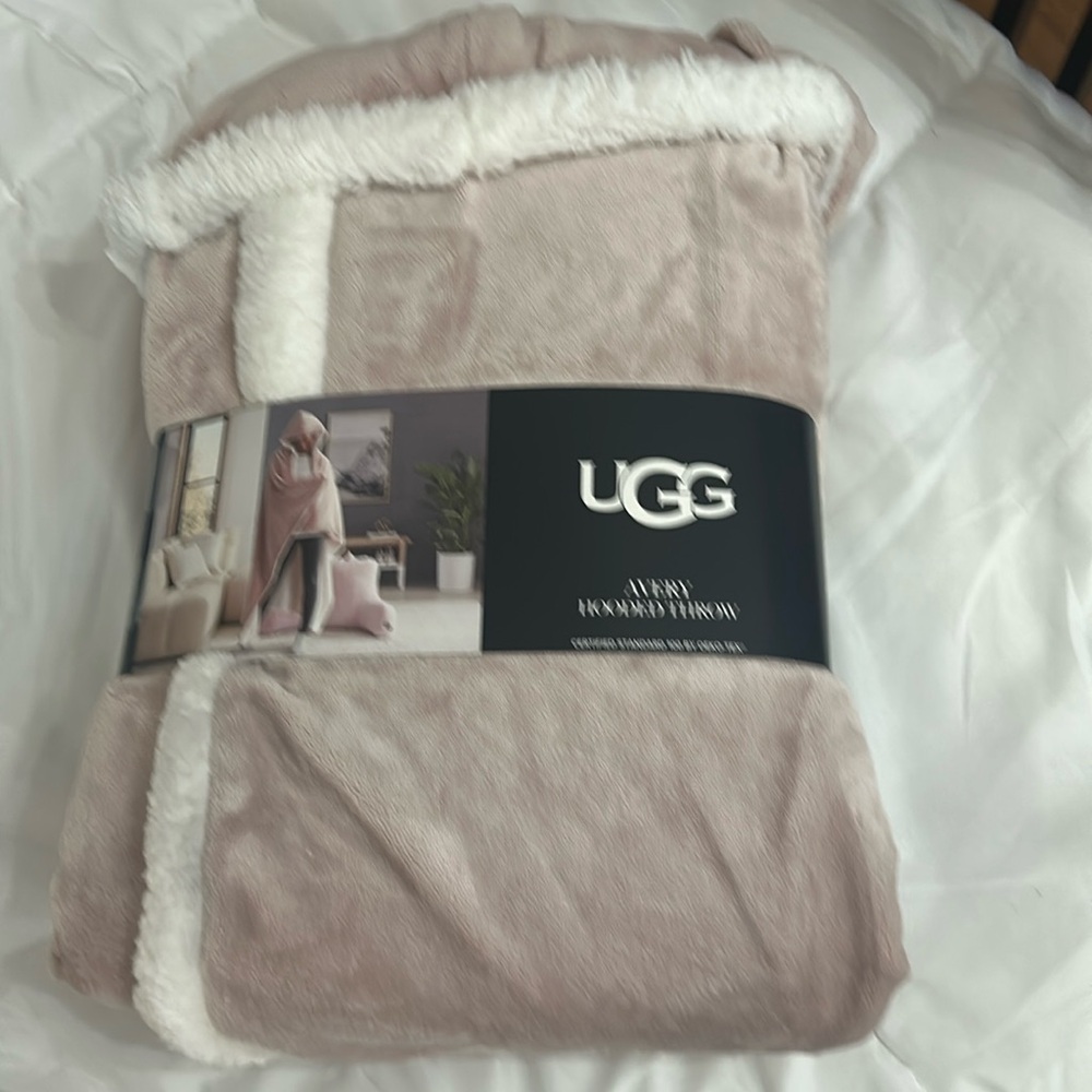 MAKE OFFER!! NEW UGG‎ Avery Plush & Sherpa Hooded Throw Blanket in Rosewater